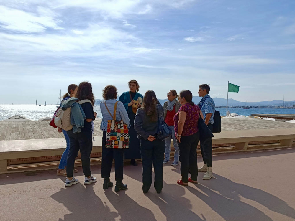 Sibylle Duboc, intervenante lors de cette formation, présente son outil La Photonière à des professionnels de l'EAC © Pôle régional d'éducation aux images Région Sud